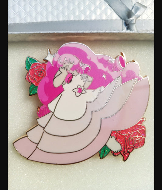 Un alfiler "una rosa entre diamantes"